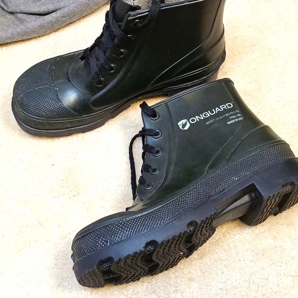 DC green rubber steel toe lace boots. mint condition. size 6